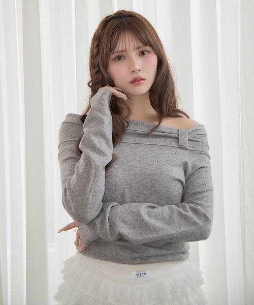 TITTY&CO.(ティティーアンドコー)の「リボンデザインオフショルニット(ニット/セーター・レディース・チャコールグレー/グレー/アイボリー・FREE)」の1枚目の写真