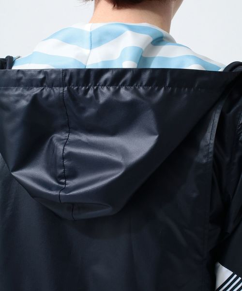 koe×THOM BROWNE（コエトムブラウン）の「[koe×THOM BROWNE]MENS HOODED JACKET（ブルゾン・メンズ・ネイビー/ストライプ・LARGE/MEDIUM/SMALL）」の5枚目の写真