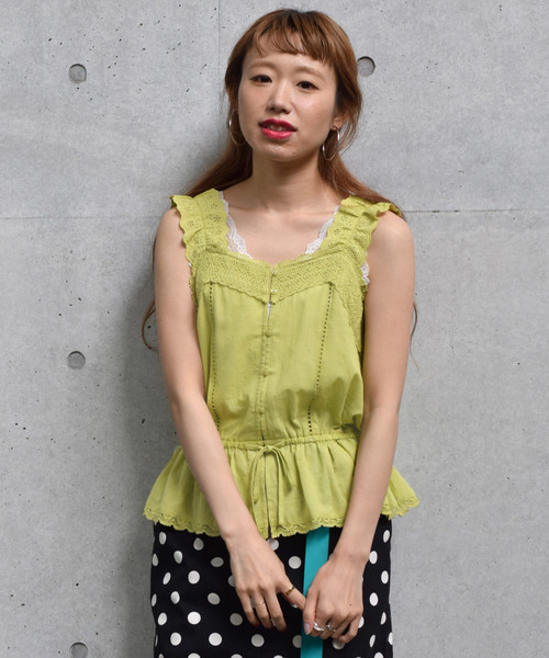 w closet（ダブルクローゼット）の「コットンレースノースリーブブラウス（シャツ/ブラウス・レディース・オフホワイト/イエロー/ブラック・FREE）」の3枚目の写真