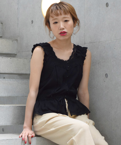 w closet（ダブルクローゼット）の「コットンレースノースリーブブラウス（シャツ/ブラウス・レディース・オフホワイト/イエロー/ブラック・FREE）」の2枚目の写真