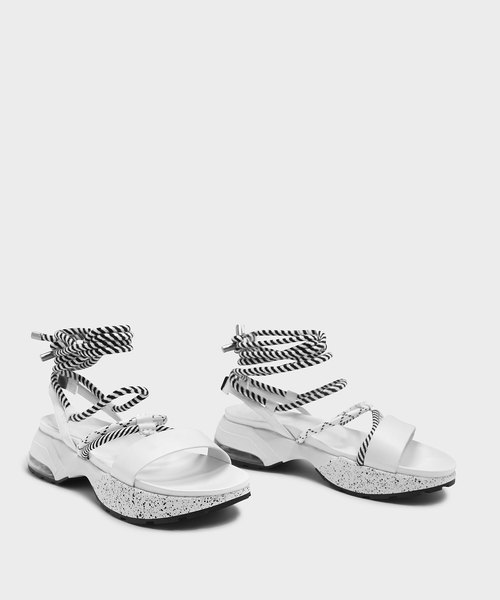 CHARLES & KEITH（チャールズ & キース）の「レースアップロープディテールサンダル / LACED UP ROPE DETAIL SANDALS（サンダル・レディース・ホワイト/ブラック・24.5cm/23.5cm/23cm/25cm）」の9枚目の写真