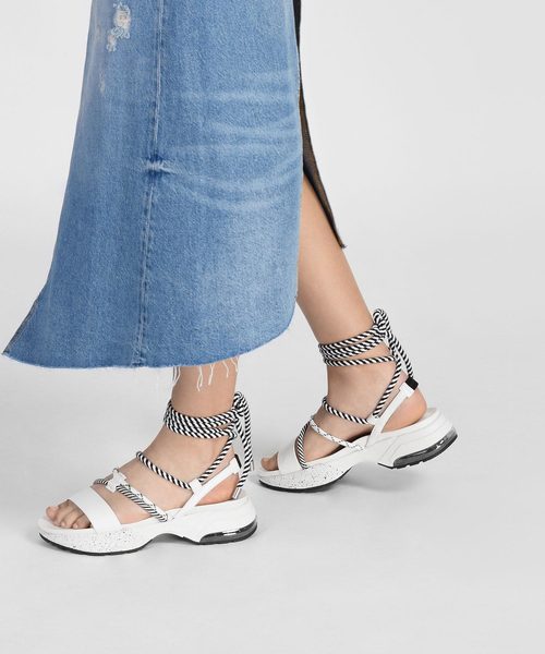 CHARLES & KEITH（チャールズ & キース）の「レースアップロープディテールサンダル / LACED UP ROPE DETAIL SANDALS（サンダル・レディース・ホワイト/ブラック・24.5cm/23.5cm/23cm/25cm）」の12枚目の写真