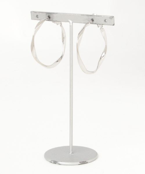 Fun & Daily（ファンアンドデイリー）の「F&D : ウェーブフープピアス（ピアス（両耳用）・レディース・ゴールド/シルバー・FREE）」の2枚目の写真