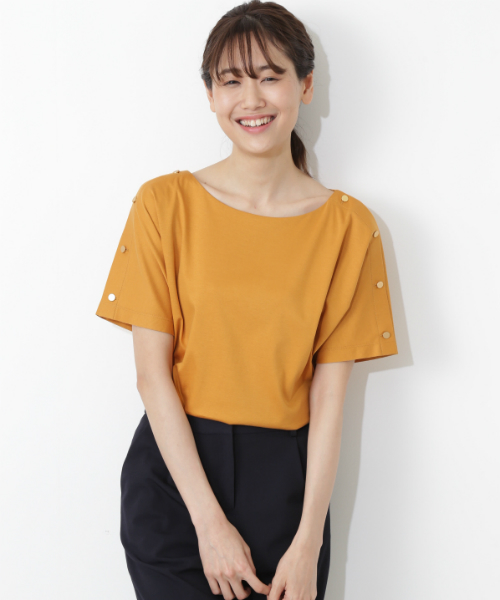 NATURAL BEAUTY BASIC（ナチュラルビューティーベーシック）の「ボタンショルダーカットソー（Tシャツ/カットソー・レディース・ブラック/オフホワイト/マスタード・MEDIUM）」の3枚目の写真