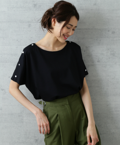 NATURAL BEAUTY BASIC（ナチュラルビューティーベーシック）の「ボタンショルダーカットソー（Tシャツ/カットソー・レディース・ブラック/オフホワイト/マスタード・MEDIUM）」の5枚目の写真