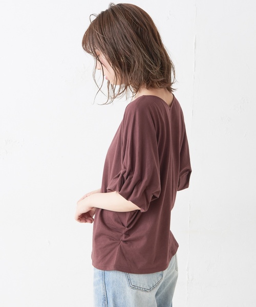natural couture(ナチュラルクチュール)の「タック袖ドルマンTシャツ(Tシャツ/カットソー・レディース・オフホワイト/グリーン/ブラック/ブラウン・FREE)」の12枚目の写真