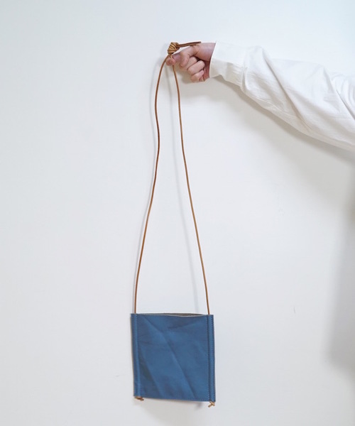 bukht（ブフト）の「bukht LEATHER BAG -S-（ショルダーバッグ・メンズ・ブラック/グレイッシュベージュ/ブルー・FREE）」の3枚目の写真