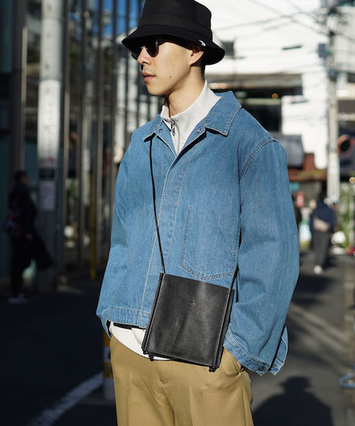 bukht（ブフト）の「bukht LEATHER BAG -S-（ショルダーバッグ・メンズ・ブラック/グレイッシュベージュ/ブルー・FREE）」の2枚目の写真