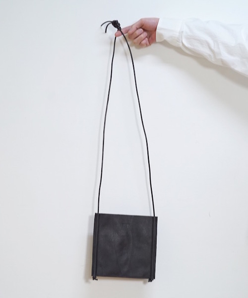 bukht（ブフト）の「bukht LEATHER BAG -S-（ショルダーバッグ・メンズ・ブラック/グレイッシュベージュ/ブルー・FREE）」の5枚目の写真