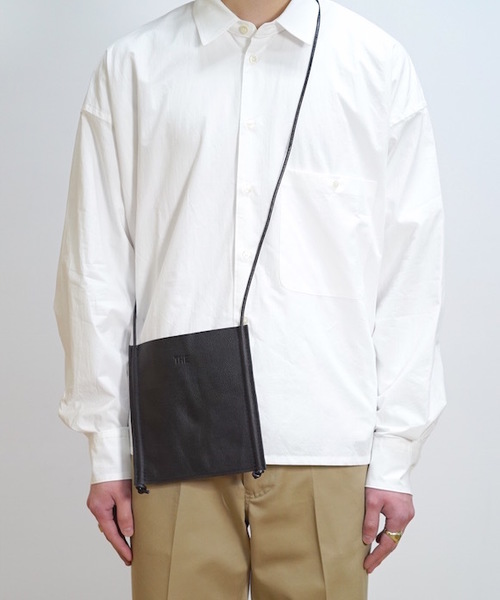 bukht（ブフト）の「bukht LEATHER BAG -S-（ショルダーバッグ・メンズ・ブラック/グレイッシュベージュ/ブルー・FREE）」の6枚目の写真