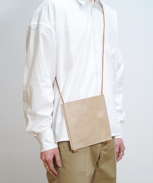 bukht（ブフト）の「bukht LEATHER BAG -S-（ショルダーバッグ・メンズ・ブラック/グレイッシュベージュ/ブルー・FREE）」の8枚目の写真