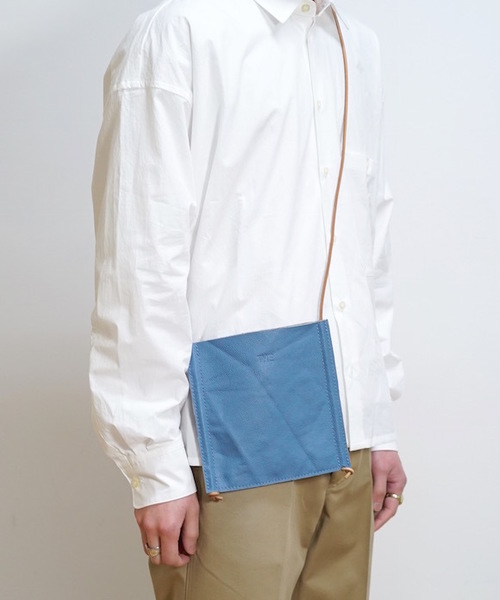 bukht（ブフト）の「bukht LEATHER BAG -S-（ショルダーバッグ・メンズ・ブラック/グレイッシュベージュ/ブルー・FREE）」の9枚目の写真