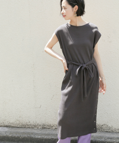 LOWRYS FARM（ローリーズファーム）の「ベルトツキリブワンピース　844142（ワンピース・レディース・チャコールグレー/ベージュ/ブルー・FREE）」の2枚目の写真