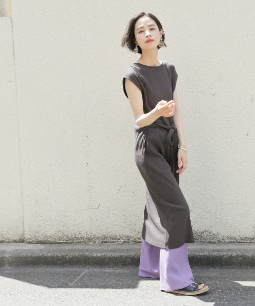 LOWRYS FARM（ローリーズファーム）の「ベルトツキリブワンピース　844142（ワンピース・レディース・チャコールグレー/ベージュ/ブルー・FREE）」の4枚目の写真