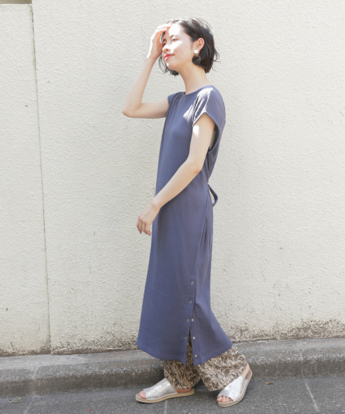 LOWRYS FARM（ローリーズファーム）の「ベルトツキリブワンピース　844142（ワンピース・レディース・チャコールグレー/ベージュ/ブルー・FREE）」の8枚目の写真