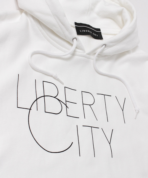 LIBERTY CITY（リバティシティ）の「【LIBERTY CITY/リバティーシティ】 [BIG C] スウェットパーカー（パーカー・メンズ・ホワイト/ブラック/グレー・2/4/3）」の4枚目の写真