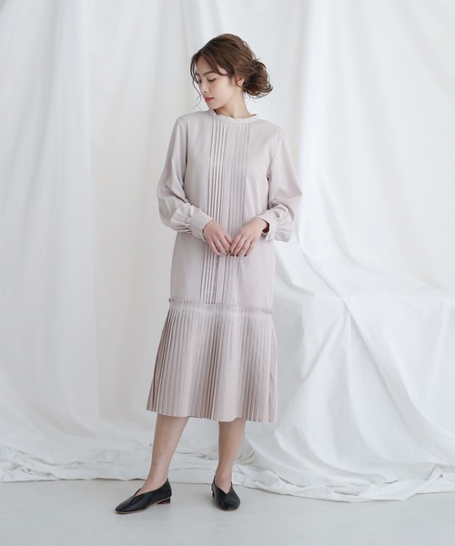 FLEUR DE KALINA(フレールドゥカリーナ)の「【FLEUR DE KALINA/フレール ドゥ カリーナ】LHELBIE タック裾プリーツワンピース(ワンピース・レディース・ブルー/ネイビー/ベージュ・FREE)」の2枚目の写真
