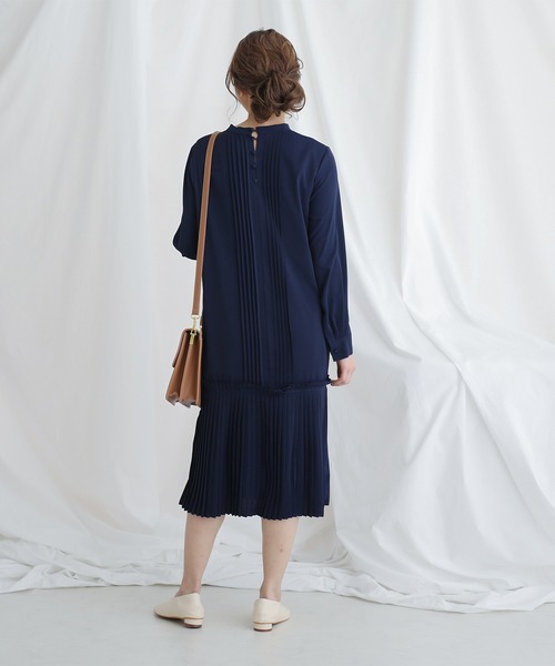 FLEUR DE KALINA(フレールドゥカリーナ)の「【FLEUR DE KALINA/フレール ドゥ カリーナ】LHELBIE タック裾プリーツワンピース(ワンピース・レディース・ブルー/ネイビー/ベージュ・FREE)」の13枚目の写真