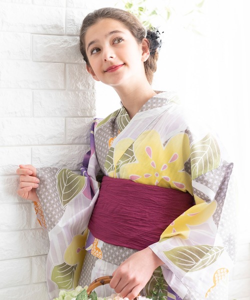 KYOETSU（キョウエツ）の「浴衣 女の子 子供 3点セット( 浴衣 + 帯 + 下駄 ) レトロC（浴衣・キッズ・グリーン系その他/ブルー系その他/オレンジ系その他/グレー系その他2/グレー系その他3/ブルー系その他5/イエロー系その他/レッド系その他/レッド系その他2/ブルー系その他6/グレー系その他/ピンク系その他/パープル系その他/ブルー系その他4/ブルー系その他3/ブルー系その他2/その他1/その他2/その他3/その他4・140/150/110/120/130）」の4枚目の写真