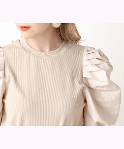 one after another NICE CLAUP（ワンアフターアナザーナイスクラップ）の「袖コンシャスボリュームプルオーバー（Tシャツ/カットソー・レディース・ベージュ/オフホワイト/ブラック・FREE）」の4枚目の写真