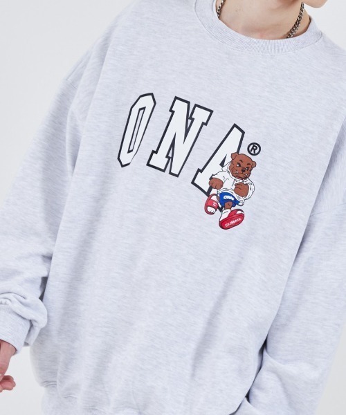 ONA(オーエヌエー)の「『ONA/オーエヌエー』BULLDOG CURVE LINE LOGO SWEATSHIRT/ブルドッグ カーブライン ロゴスウェットシャツ トレーナー(スウェット・メンズ・グレー/レッド/ブラック/ライトグレー・M/L)」の2枚目の写真