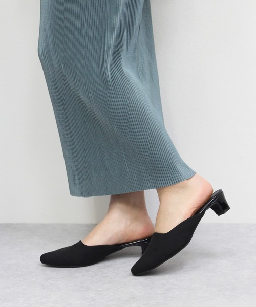 chocolates（チョコラテス）の「アーモンドトゥミュール【日本製】（パンプス・レディース・ブラック/ブルー/グレイッシュベージュ・24cm/22cm/23cm/22.5cm/24.5cm/25cm/23.5cm）」の2枚目の写真