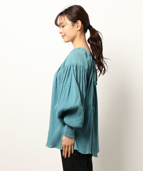 TITE IN THE STORE（ティテ　インザ　ストア）の「バックリボンボリュームスリーブ長袖ブラウス（シャツ/ブラウス・レディース・ピンク/オフホワイト/ブルー・38）」の4枚目の写真