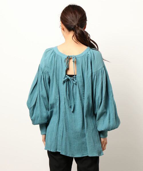 TITE IN THE STORE（ティテ　インザ　ストア）の「バックリボンボリュームスリーブ長袖ブラウス（シャツ/ブラウス・レディース・ピンク/オフホワイト/ブルー・38）」の5枚目の写真