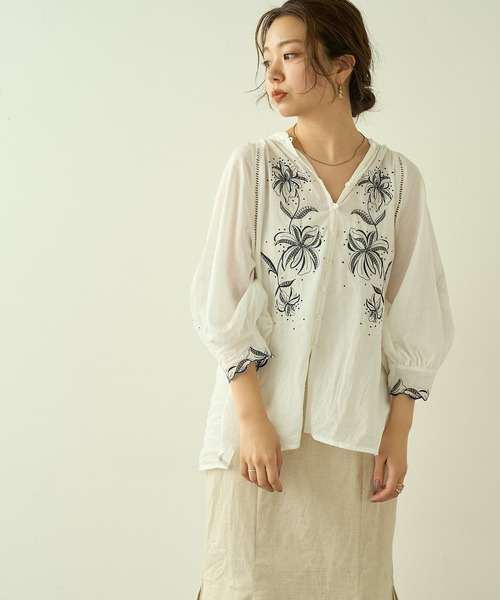 natural couture（ナチュラルクチュール）の「【大人ナチュ】ボリュームスリーブ刺繍ブラウス（シャツ/ブラウス・レディース・ネイビー/オフホワイト/その他1・FREE）」の3枚目の写真