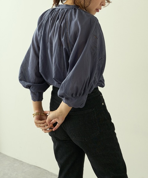 natural couture（ナチュラルクチュール）の「【大人ナチュ】ボリュームスリーブ刺繍ブラウス（シャツ/ブラウス・レディース・ネイビー/オフホワイト/その他1・FREE）」の9枚目の写真