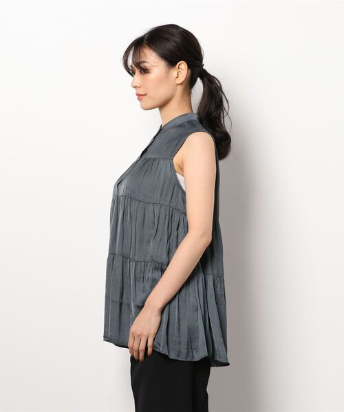 Te chichi(テチチ)の「バンドカラーティアードチュニックブラウス(シャツ/ブラウス・レディース・ベージュ/グリーン/チャコール・フリ-)」の4枚目の写真