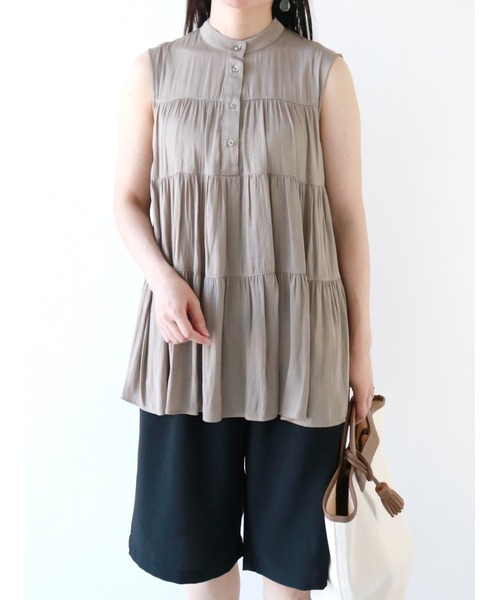 Te chichi(テチチ)の「バンドカラーティアードチュニックブラウス(シャツ/ブラウス・レディース・ベージュ/グリーン/チャコール・フリ-)」の2枚目の写真