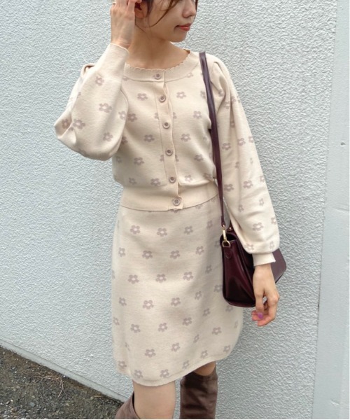 OLIVE des OLIVE（オリーブデオリーブ）の「テクなしでしゃれ感高まる。花ジャガードニットアップ（ワンピース・レディース・ブラック/ラベンダー/アイボリー/ベージュ/ピンク/スミクロ・FREE）」の2枚目の写真