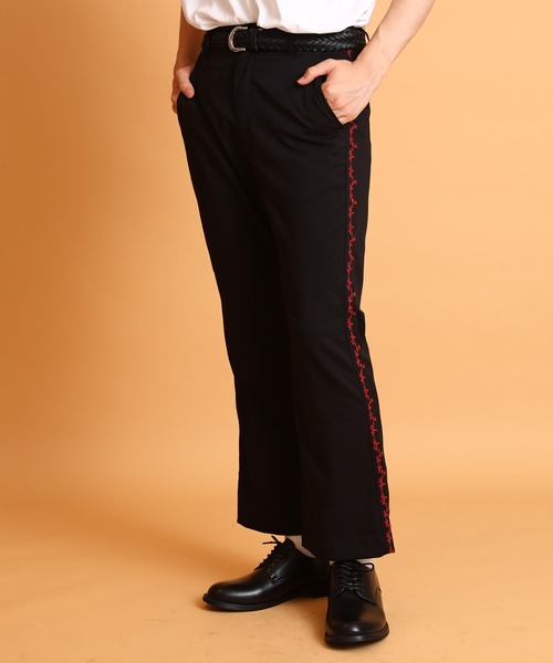 SPINNS(スピンズ)の「【FUVA / フーヴァ】サイド刺繍デザイン フレアパンツ(スラックス・メンズ・ブラック・ONESIZE)」の1枚目の写真