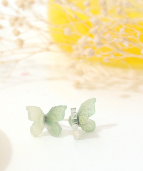 florist(フローリスト)の「【8色展開】グラデーションクリアミニ蝶ピアス(ピアス(両耳用)・レディース・パープル/ピンク/ターコイズブルー/ブルー/グリーン/スモークピンク/ライトパープル/ホワイト×イエロー・FREE)」の3枚目の写真