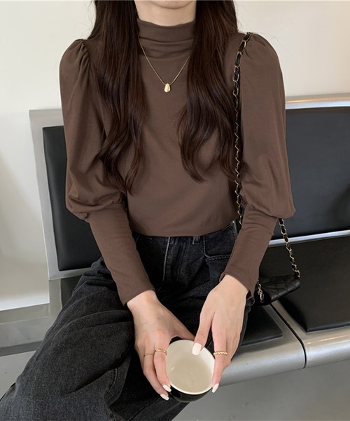 me+em select(ミームセレクト)の「【 6色展開 】裏起毛ギャザーパフ袖ロングカフストップス(Tシャツ/カットソー・レディース・ホワイト/ブラック/ブラウン/グレー/モカ/キャメル・FREE)」の4枚目の写真