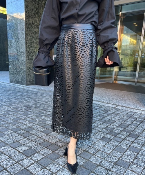 EIMY ISTOIRE(エイミーイストワール)の「パンチングレザースリムスカート(スカート・レディース・ブラック/アイボリー・SMALL/MEDIUM)」の7枚目の写真