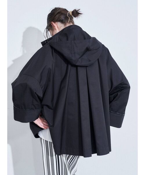ELENDEEK（エレンディーク）の「オーバーサイズテントコート（ナイロンジャケット・レディース・ベージュ/ブラック・FREE）」の10枚目の写真
