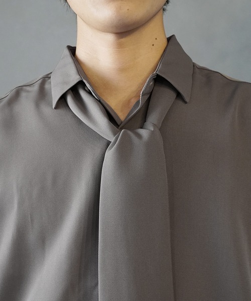 MinoriTY(マイノリティ)の「とろみ素材ボウタイシャツ(シャツ/ブラウス・メンズ・ホワイト/ブラック/グレー/ブルー・M/L)」の8枚目の写真
