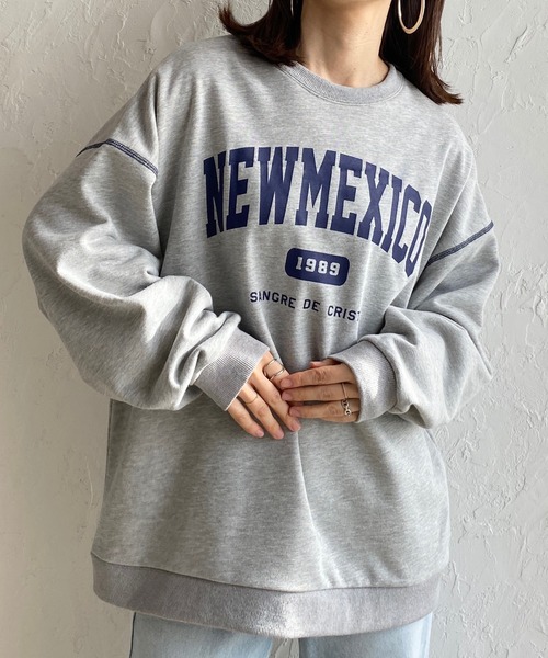 She's Closet(シーズクローゼット)の「裏毛ビッグシルエットカレッジロゴプリント長袖プルオーバースウェット(スウェット・レディース・グリーン/レッド/グレー/ネイビー・FREE)」の2枚目の写真