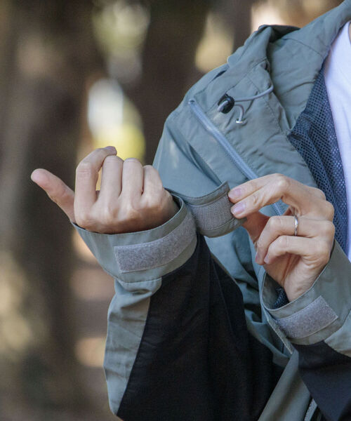 WILD THINGS（ワイルドシングス）の「【WILDTHINGS/ワイルドシングス】SUPPLEX NYLON CHAMOMIX JACKET シャモニージャケット マウンテンパーカー（マウンテンパーカー・メンズ・グレー/ブラック・X-LARGE/LARGE）」の5枚目の写真