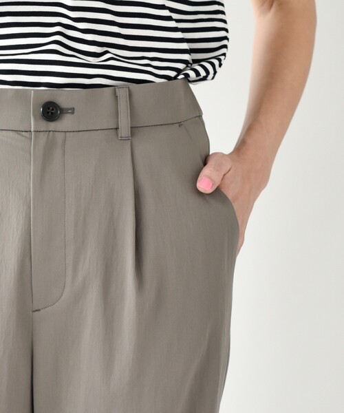 UNTITLED（アンタイトル）の「◆【通勤】ストレッチサテン テーパードパンツ＜洗える＞（その他パンツ・レディース・ライトブルー/ブラック/ライトベージュ/カーキ・44/46/48/42/00/01/02/03/04）」の5枚目の写真