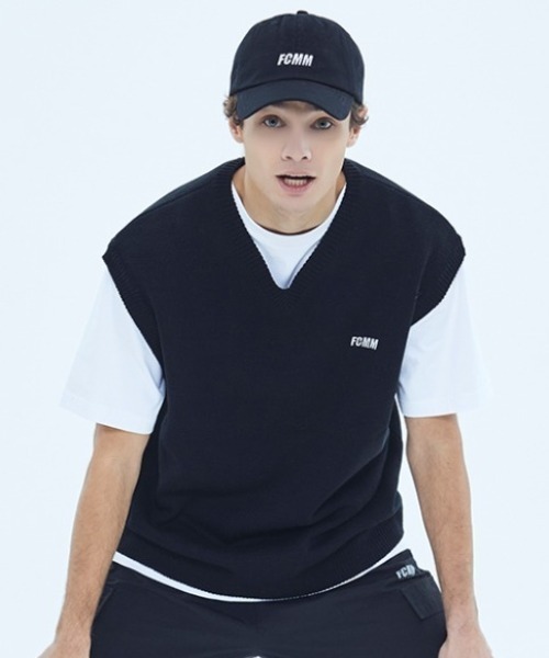 FCMM(エフシーエムエム)の「CLUB TEAM KINT VEST/クラブチームニットベスト(ベスト・メンズ・ネイビー/ブラック/グレー/ブラウン・MEDIUM/LARGE/X-LARGE)」の2枚目の写真