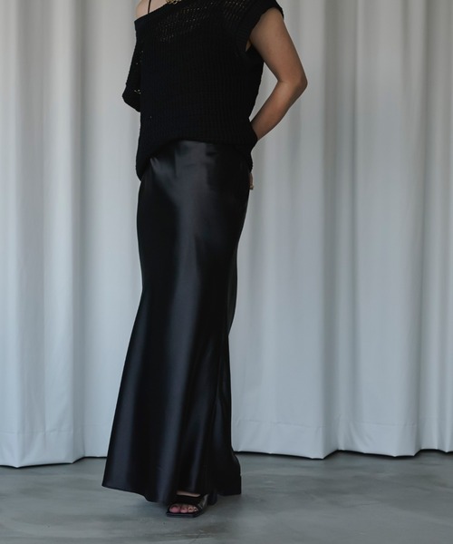 yuka❗️ 旧スモーク・ブルー２個ロング12cm オマジオ　ブラック Ezick（エジック）の「Gloss I サテンロングスカート（スカート）」 - WEAR