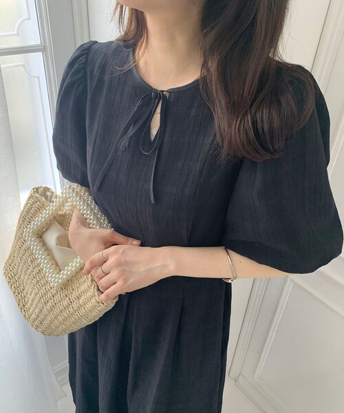MAJESTIC LEGON（マジェスティックレゴン）の「フロントリボンナチュラルワンピース（ワンピース・レディース・アイボリー/ブラック・MEDIUM）」の3枚目の写真
