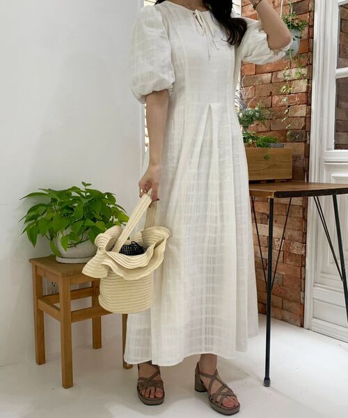 MAJESTIC LEGON（マジェスティックレゴン）の「フロントリボンナチュラルワンピース（ワンピース・レディース・アイボリー/ブラック・MEDIUM）」の11枚目の写真