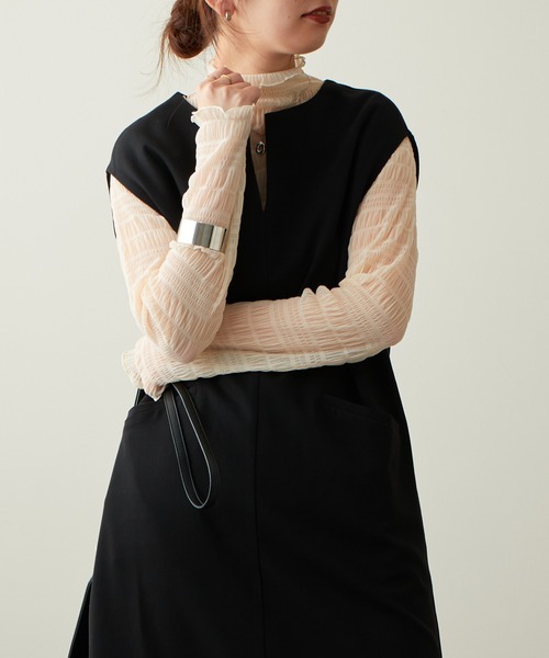 natural couture(ナチュラルクチュール)の「2022AWアイテム/WEB限定カラーあり/スモッキングレースハイネックプルオーバー(Tシャツ/カットソー・レディース・ブラック/グレー/ピンク/グリーン/アイボリー・FREE)」の2枚目の写真