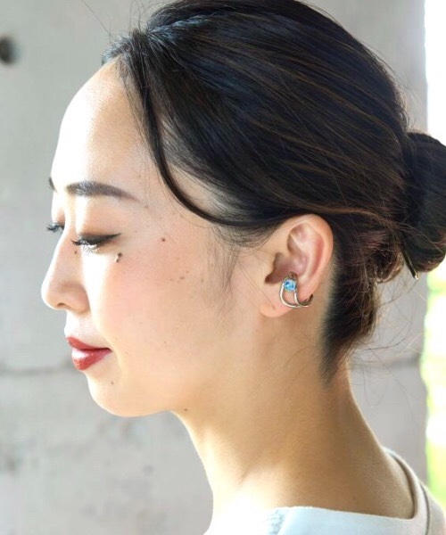 カヤ（カヤ）の「【カヤ】ほたる玉イヤーカフ（イヤーカフ・レディース・ブラック×ブルー/ブラック×レッド/ホワイト×ブルー・FREE）」の5枚目の写真