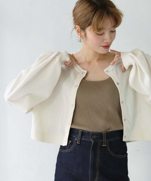 HER CLOSET(ハークローゼット)の「【shemoshelly】WEB限定スムースタッチボリュームスリーブショート丈ニットカーディガン(カーディガン/ボレロ・レディース・グリーン/ホワイト/ロイヤルブルー/チェリーピンク/ブラック・M)」の2枚目の写真