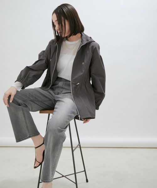 SALON adam et rope'（サロン アダム エ ロペ）の「【グレーWEB限定カラー】【手洗い可能・軽量]リップストップフードブルゾン/マウンテンパーカー（マウンテンパーカー・レディース・オフホワイト/オリーブ/ブルー系その他6/チャコールグレー・FREE）」の17枚目の写真